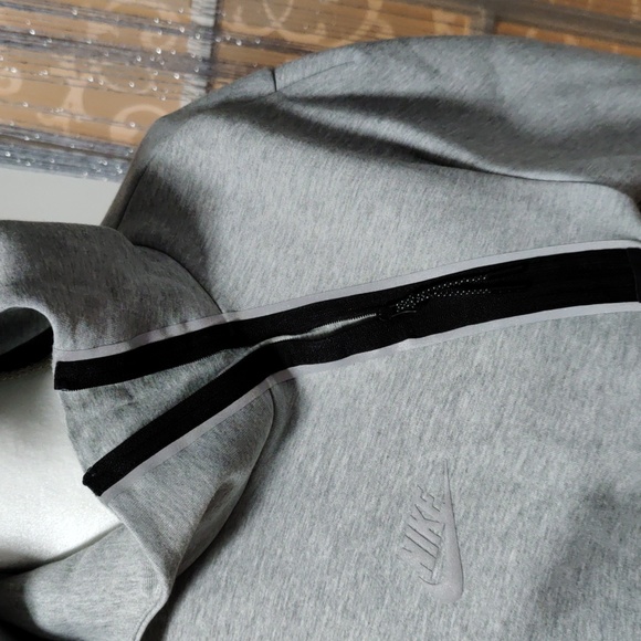 Nike hoodie men's small grey and black with reflector in different areas - Picture 3 of 10